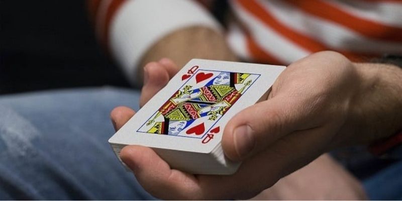 Cần nhanh tay nhanh mắt khi chia bài 