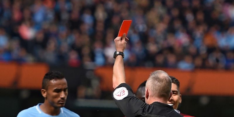 Các trận bóng rắn có nhiều thẻ đỏ