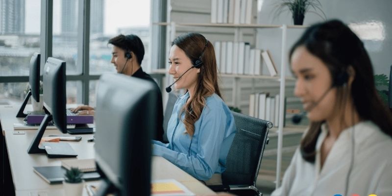 Nhân viên tư vấn của 77BET luôn sẵn sàng phục vụ khách hàng