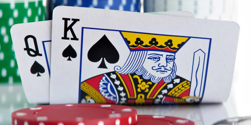 Hãy cố gắng chơi những lá lớn để dồn ép đối thủ