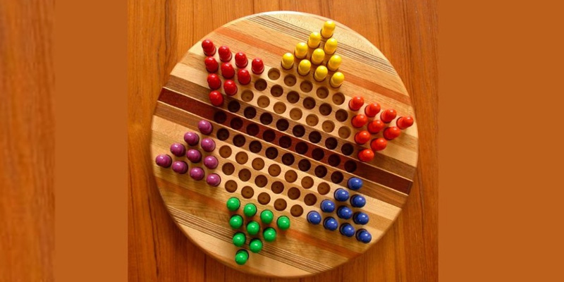 Bàn chơi cờ nhảy có lỗ và vị trí quân cờ 