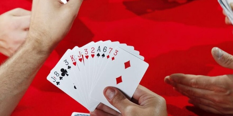 Hãy linh hoạt trong cách xả bài để gây bất ngờ cho đối thủ